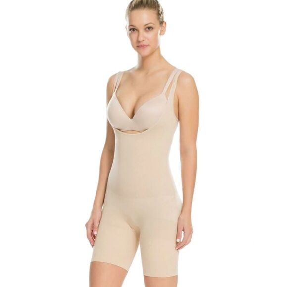 ASSETS BY SPANX WOMEN'S REMARKABLE RESULTS ALL-IN-ONE BODY SLIMMER size medium - Picture 1 of 10